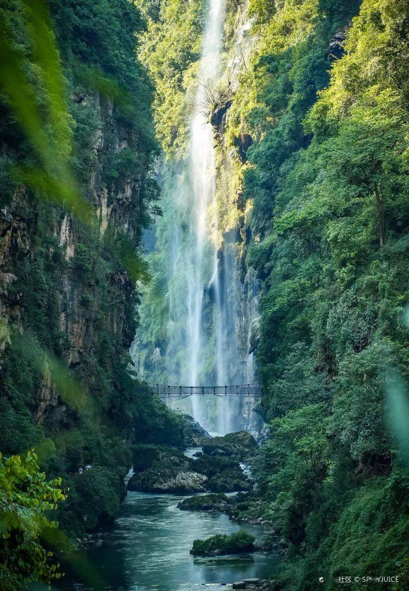 高原一带喀斯特地貌分布广泛,马岭河峡谷地处乌蒙山与广西丘陵之间