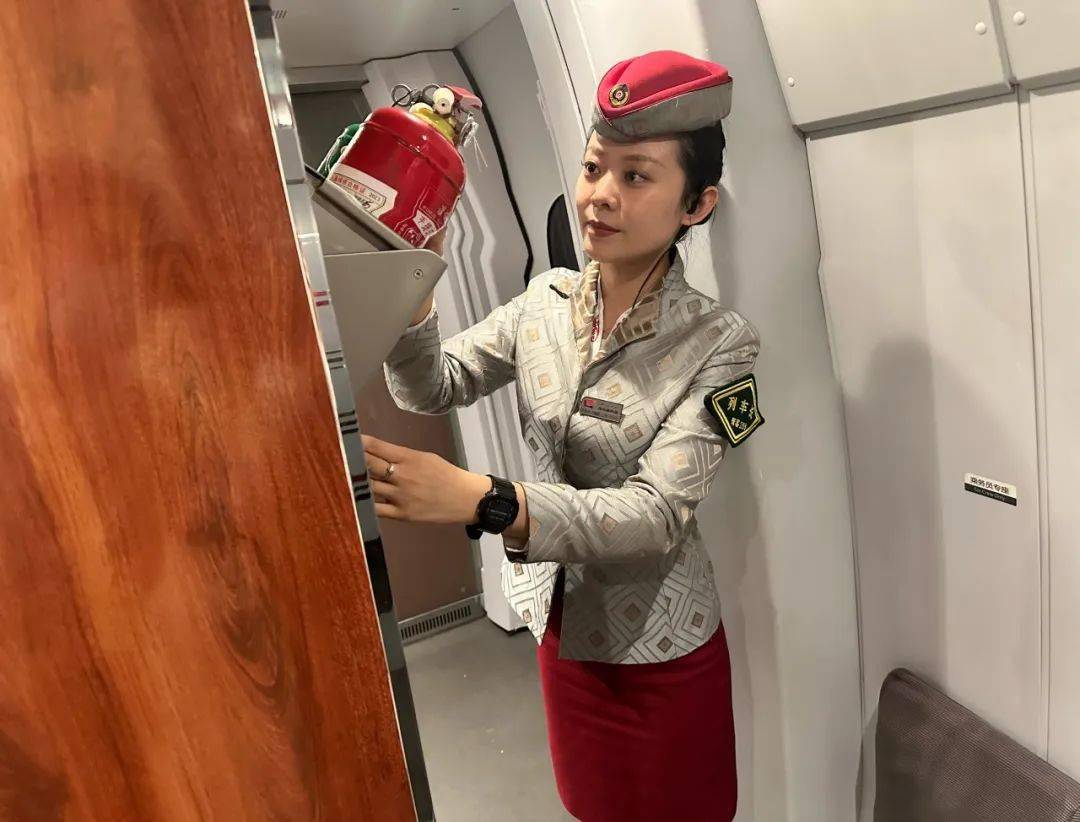 列车长齐慧颜主要负责乘降组织,客运服务工作,随车机械师缪松男则肩负