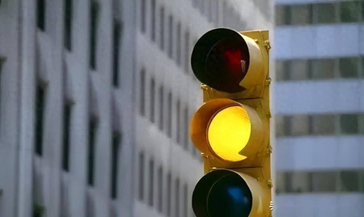 注意,"黄灯"新规来了:200元罚款 6分?交警:请出示驾驶证!