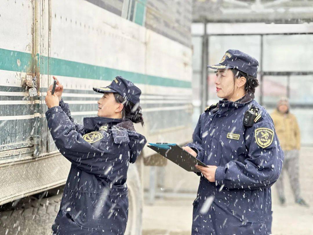 2月20日至22日,西藏多地出现大风降温天气,拉萨海关所属吉隆海关积极