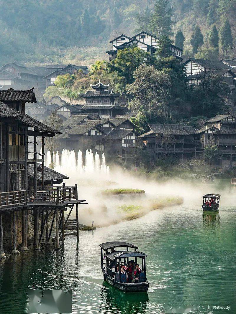 区日游摇橹,夜赏千灯,乌江寨背靠青山依水而居,吊脚楼林立在水岸边,与