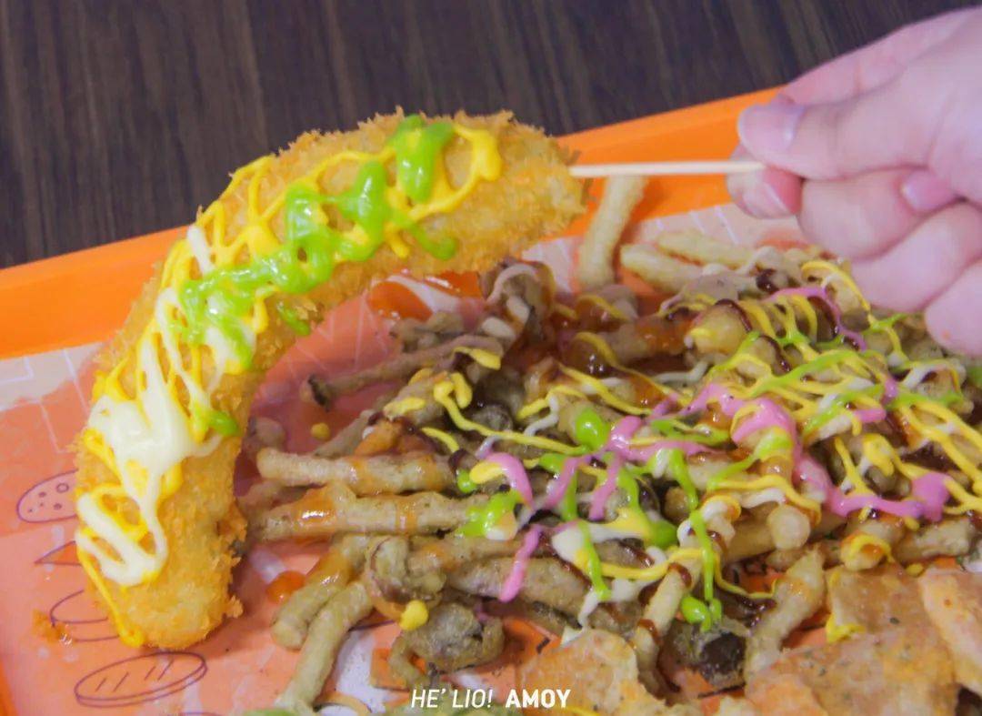 好料菌选择了,全身"黢黑"的墨鱼汁版,经典安格斯爆汁牛肉汉堡,轻轻