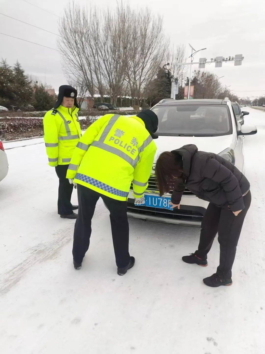平度公安交警全力保障雪天道路交通安全
