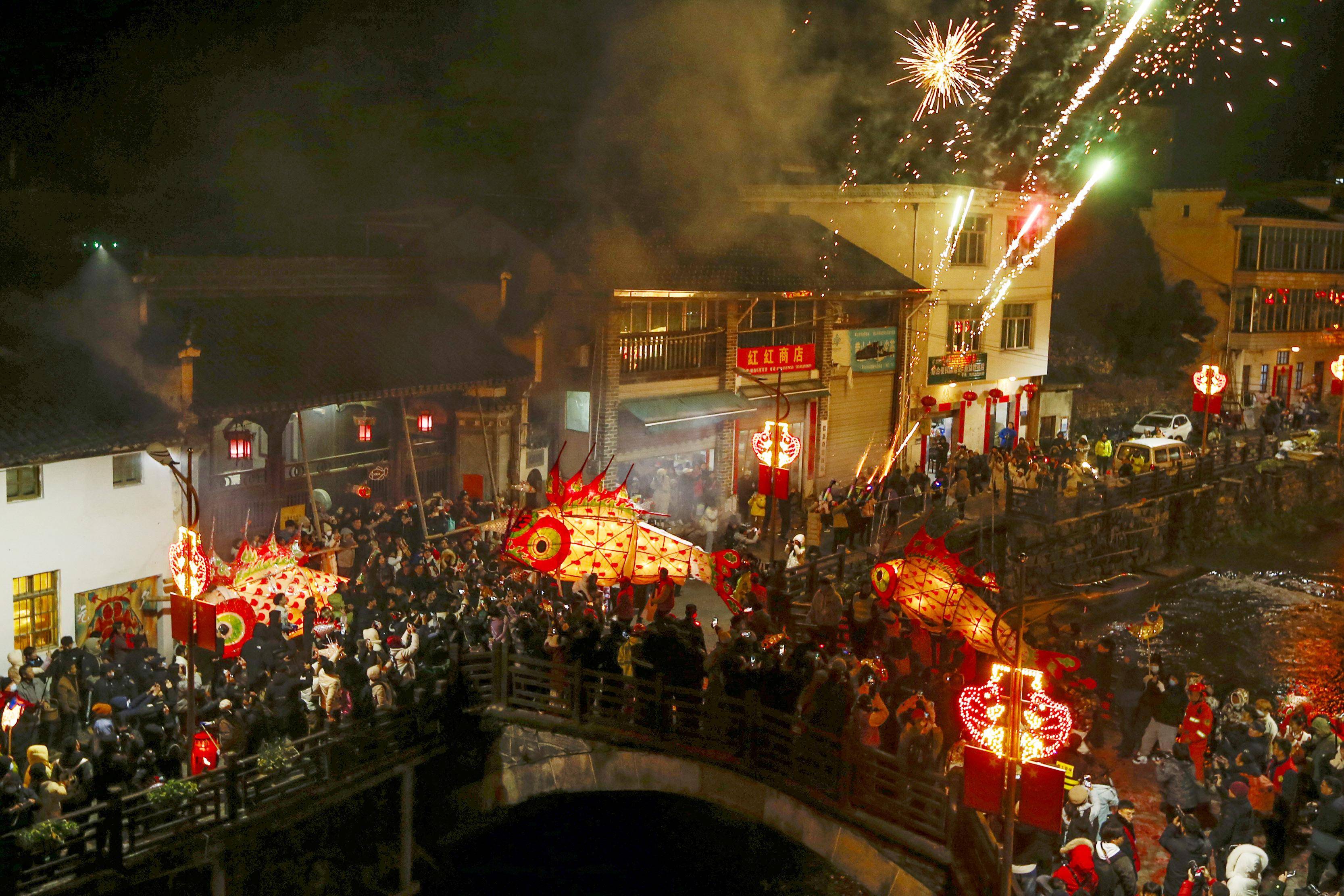 2月22日,在安徽省黄山市歙县溪头镇汪满田村,鱼灯表演队伍在村中嬉游