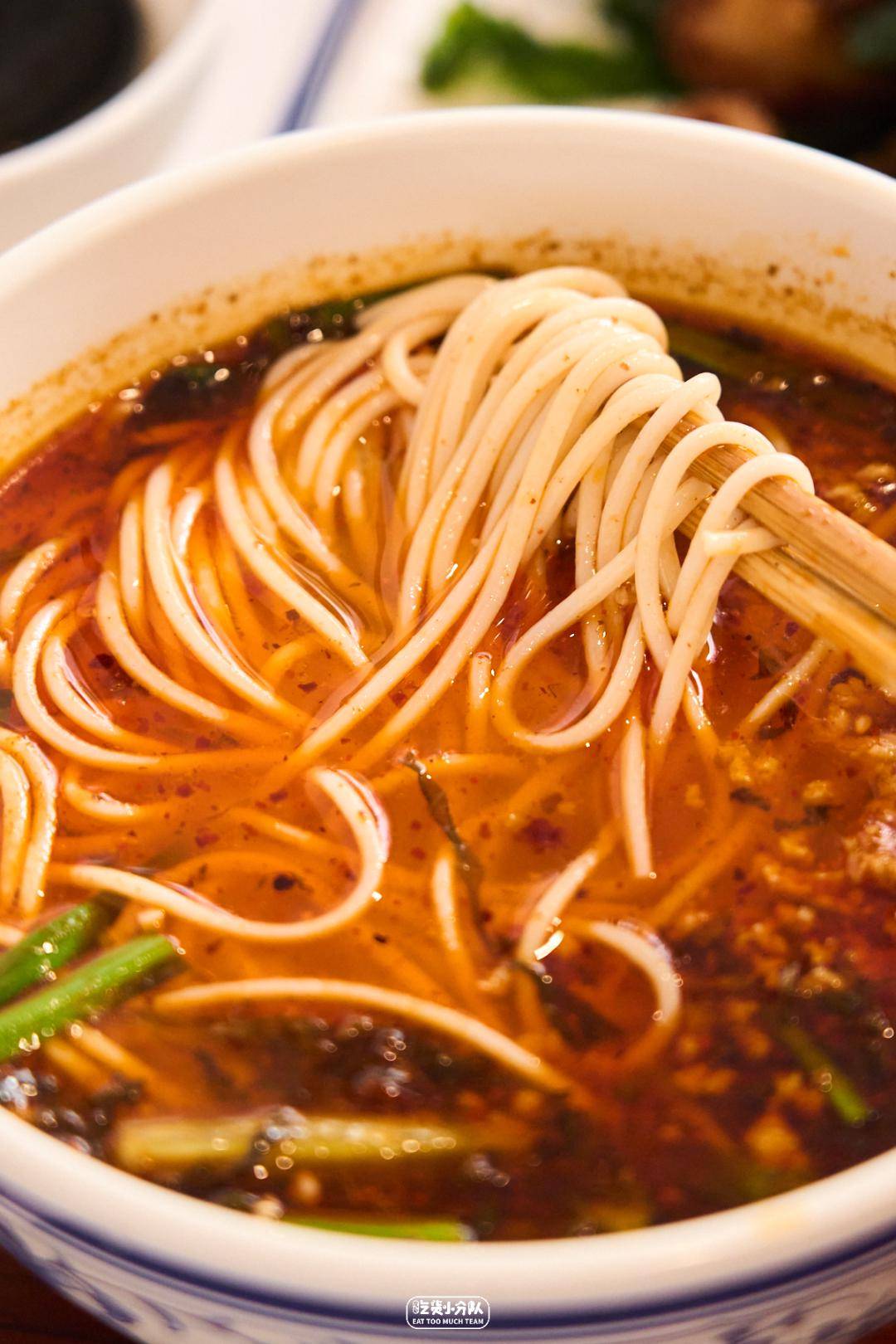 猪骨和鸡肉熬成的浓汤,厚盖一层自家熬的红油,扑面的热辣.