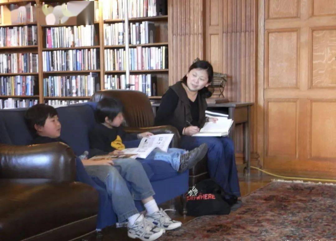 北大毕业的著名女作家,刚刚小儿子自杀,7年前大儿子