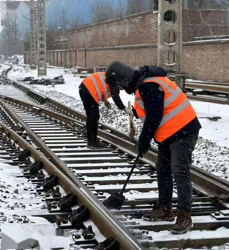 中铁十五局各项目勇战寒潮_除雪_人员_道岔