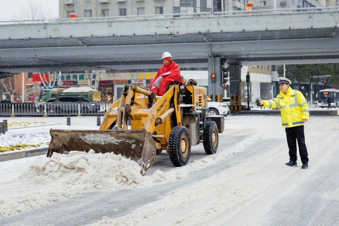 江岸交警陈文春赶快到车辆旁边过往的司机只能无奈下车,焦急等待香港
