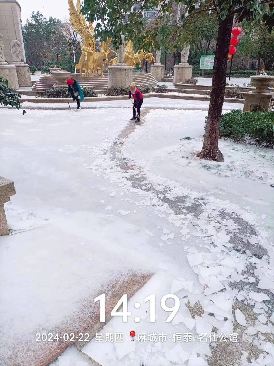 麻城出现罕见的冻雨,结冰,各地开展破冰行动_打雷_居民小区_地面