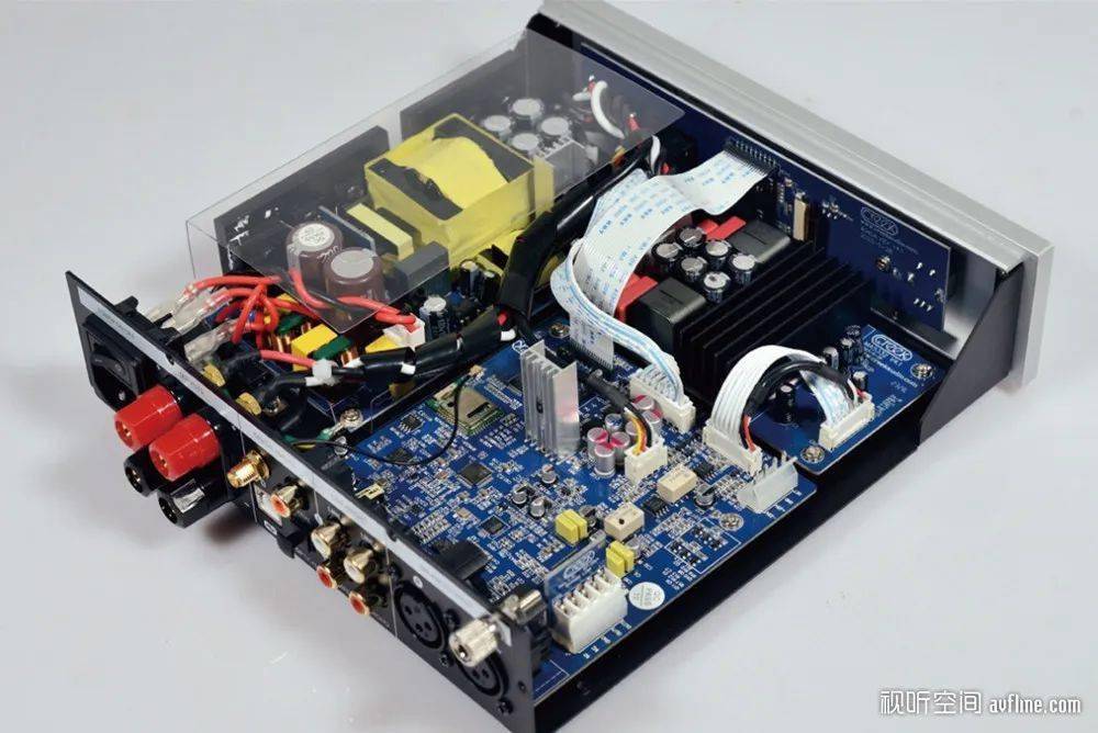 4040a的数模转换部分,采用es9018k2m sabre32 解码芯片,可以支持高达