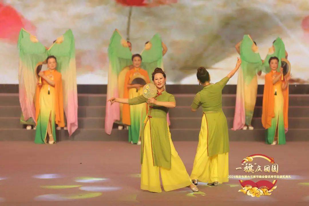 南京电视台主持人跳舞图片
