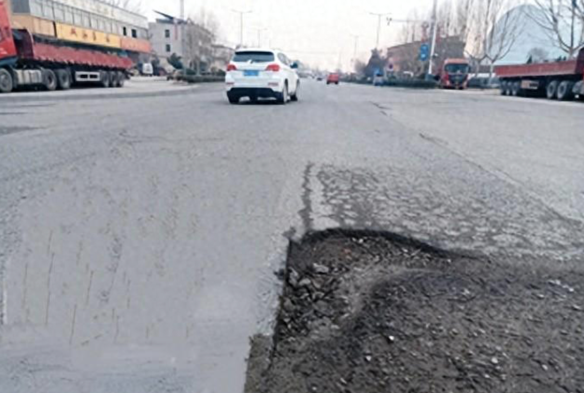 确山:及时修复破损路 居民出行更舒心_路面_进行_车辆