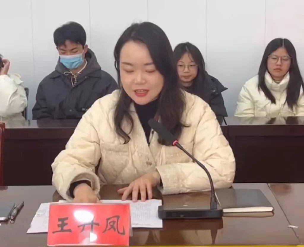 会上,优秀学生代表姜楠,李文静,王婉婷,优秀单位代表王佳瑶,冯祎 