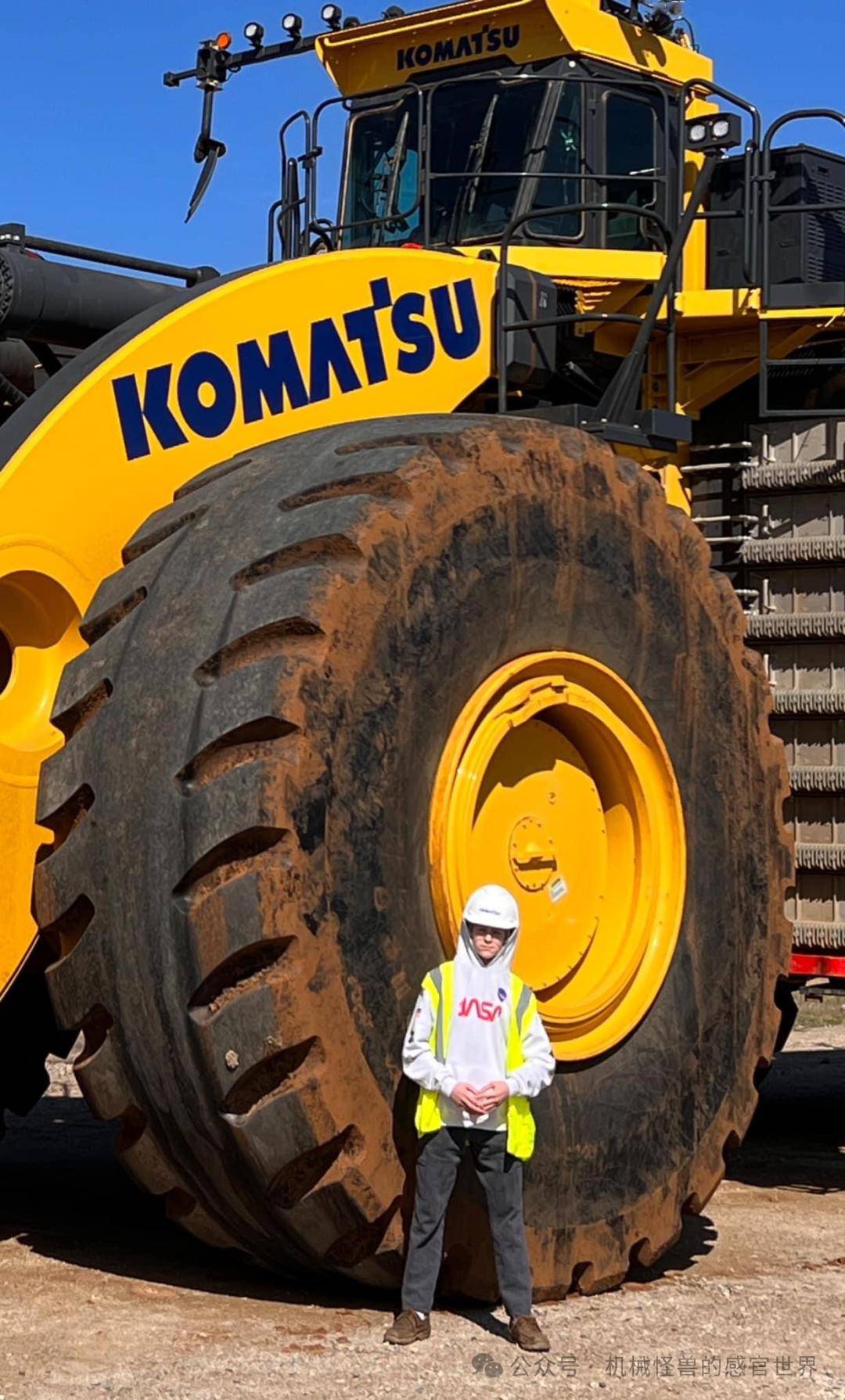 we1850 有着更长的大臂,更大的发动机和更大的后车架所以, komatsu we