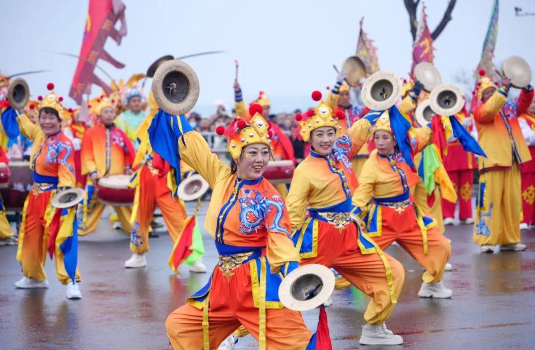 年元宵节社火节目展演上进行锣鼓表演《盛世鼓韵》摄影:卫波 吴晓庆