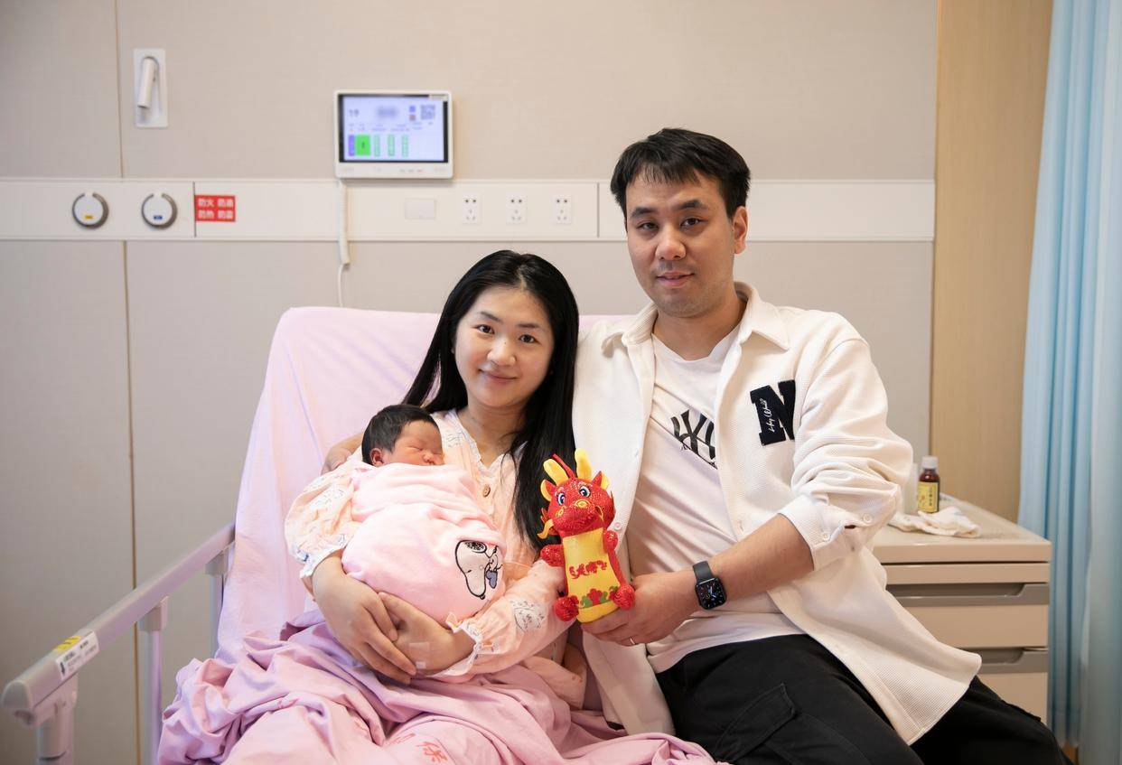 "象征着好运和丰收",新爸爸酿好米酒迎接女儿"小米酒"_陈灏_张依_妻子