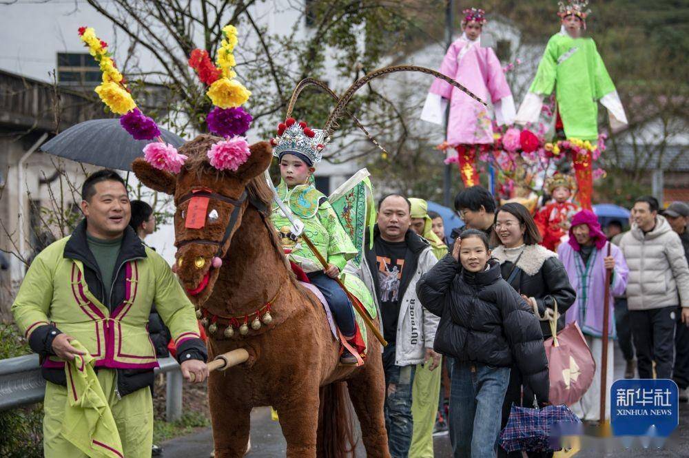 2月22日,民间艺人在甘肃省和政县聚兴广场表演舞龙(无人机照片).
