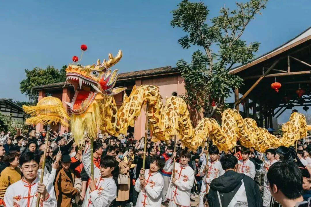 赏春花,逛庙会,看民俗演出……趁着春节期间连续的好天气,无数游客在