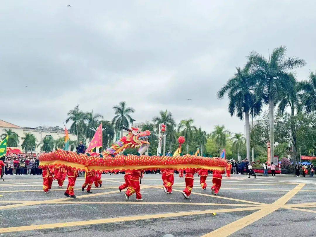 展现了文明德庆的以活力街舞,古里龙舞等表演"文明德庆展新姿"方阵