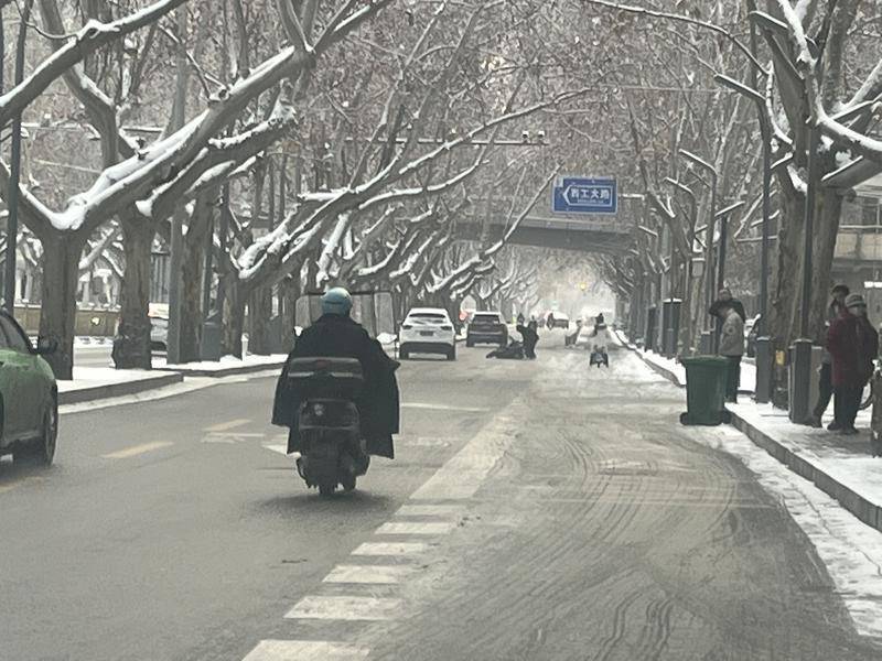 降雪结束 今晨路面湿滑小心摔倒 未来三天西安以阴到多云天气为主_阴