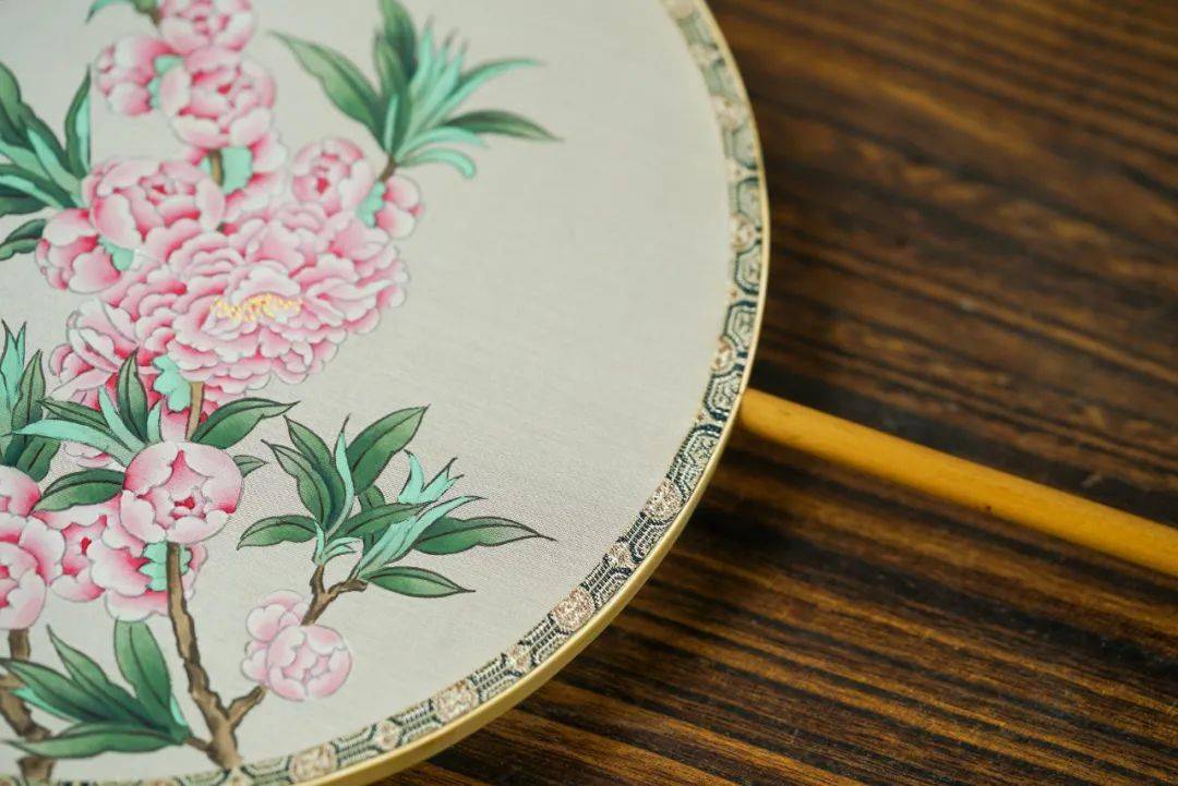 此次定制的大师级团扇,扇面直径24*24cm,大小合宜,扇面轮廓圆润丰腴.