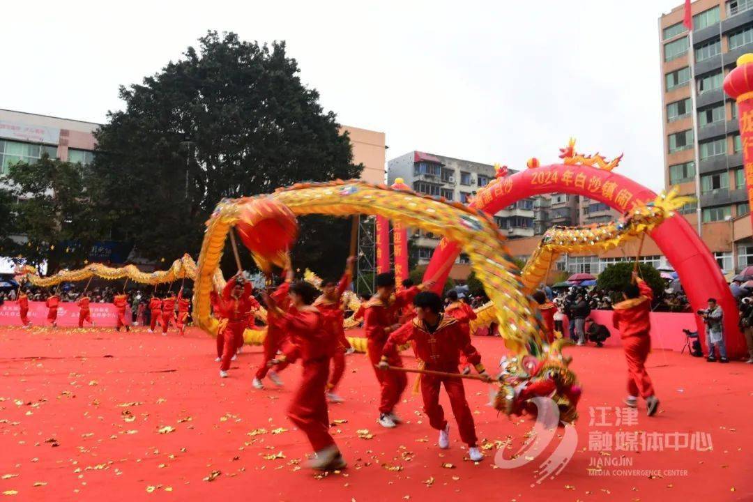 气球飞舞相继喊出一声声气势磅礴的祝福口号依次在白沙镇政府广场排开