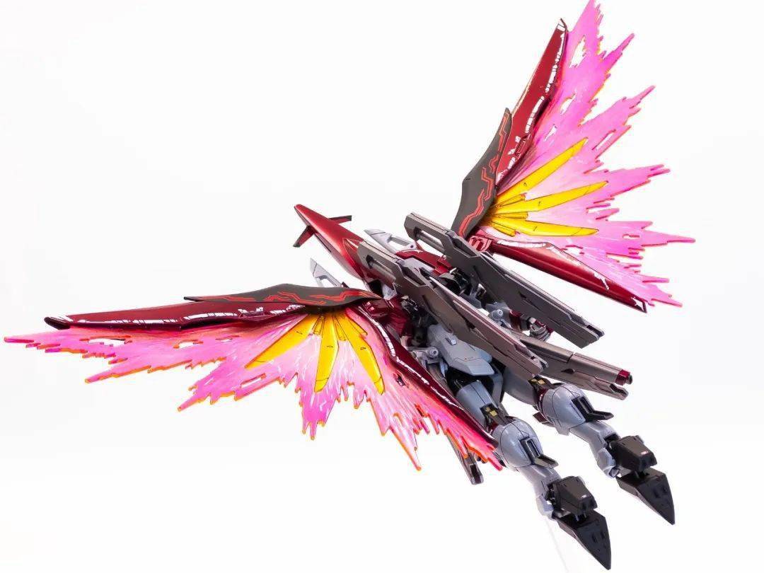 近战武器,肯定少不了阿隆戴特斩舰刀,还是命运高达拿它更和谐.