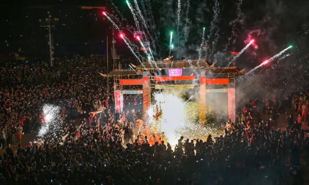 丰顺埔寨"烧火龙"震撼上演 :十龙共舞精彩纷呈,壮观场面史无前例_埔寨