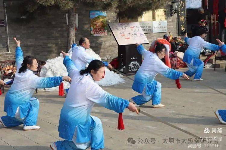 灵动的步伐和优雅的剑法相得益彰,令人陶醉.剑舞翩翩,如诗如画.
