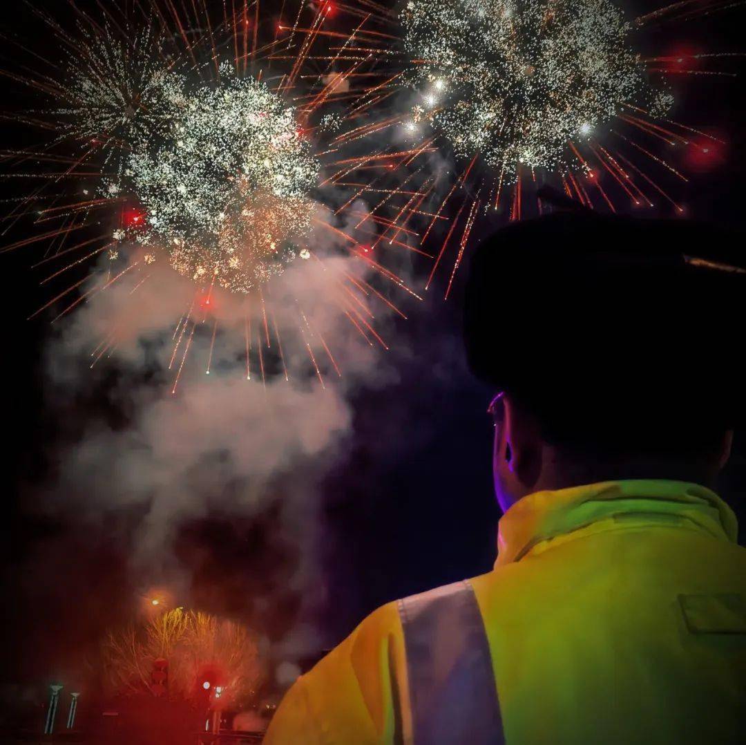 感受节日的快乐从人们喜悦的表情中保障治安秩序各处警力恪尽职守烟花