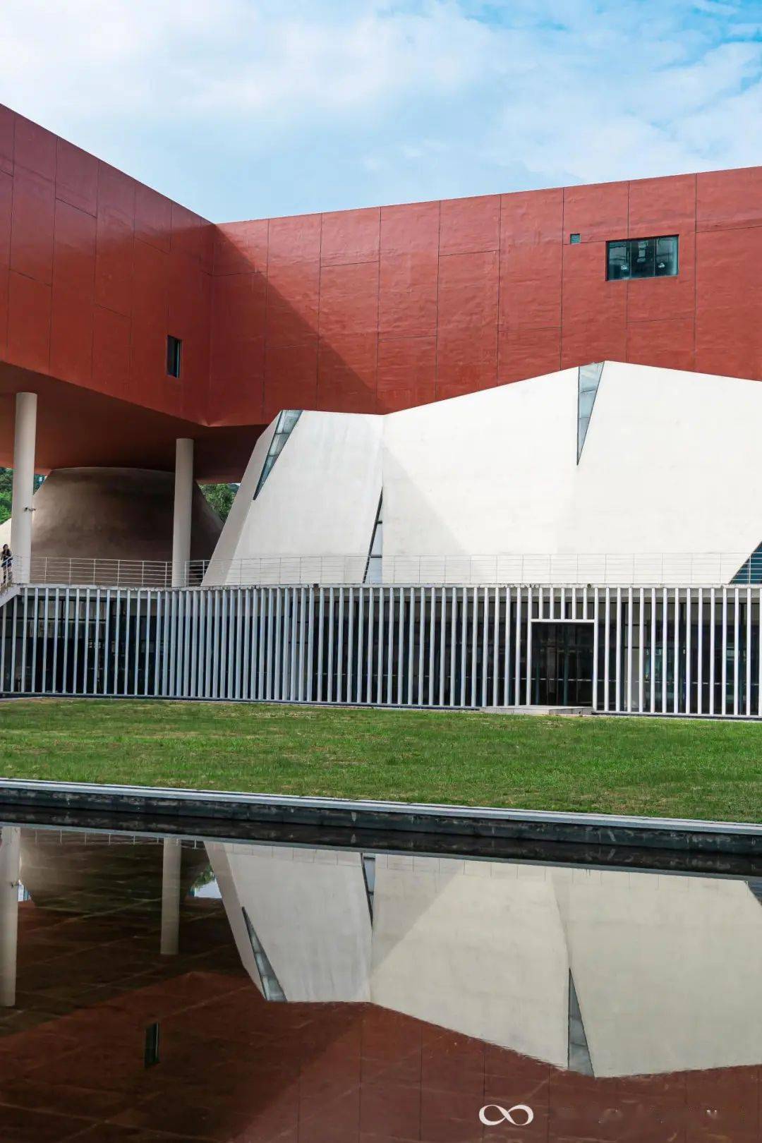 龙华新锐美术馆坐落在龙华的大浪时尚小镇红顶白底的外形,远远看去