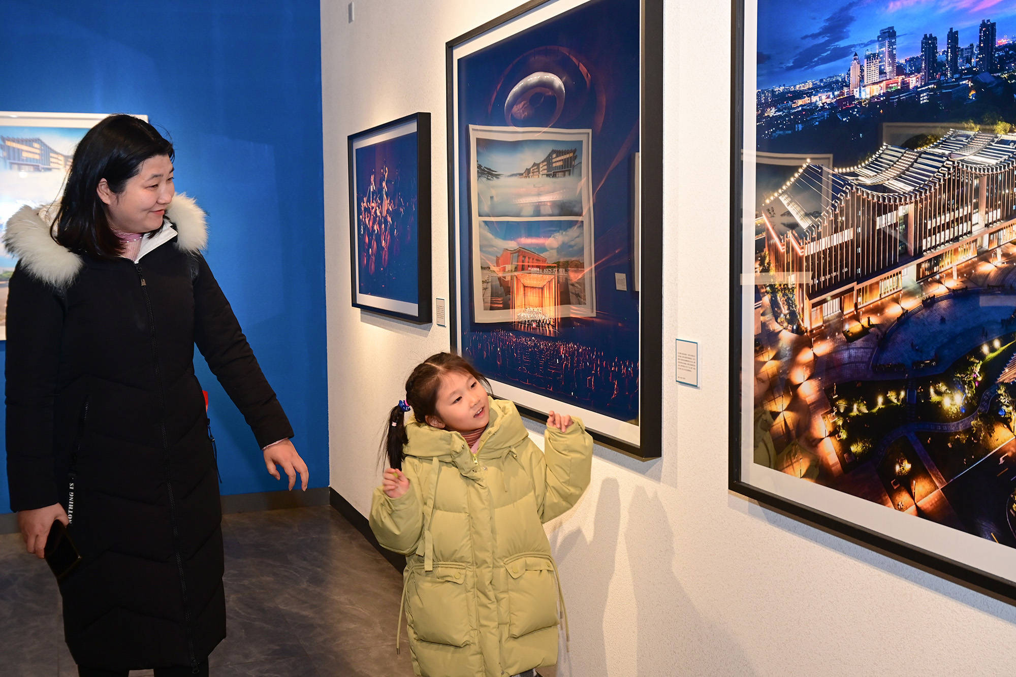 陈海汶(右)在为《今日松江》摄影作品展做开幕导览.