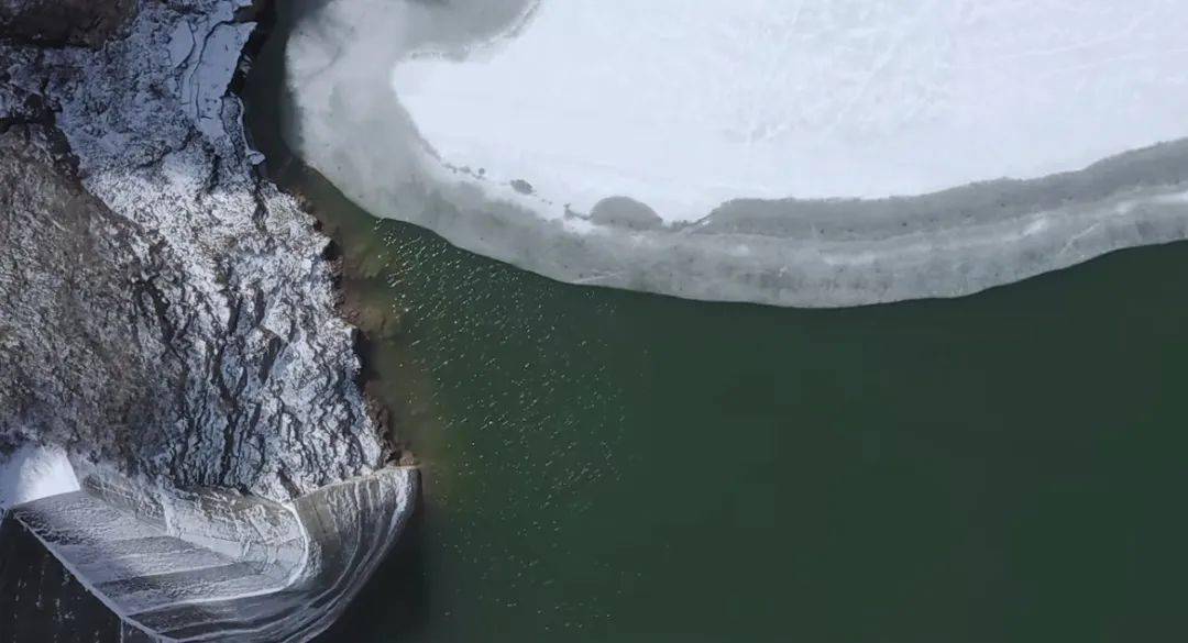 烟笼雾锁,溪流清泉,如缥缈仙境峰峦雄峙,危崖耸立,林海浩瀚"崆峒山色