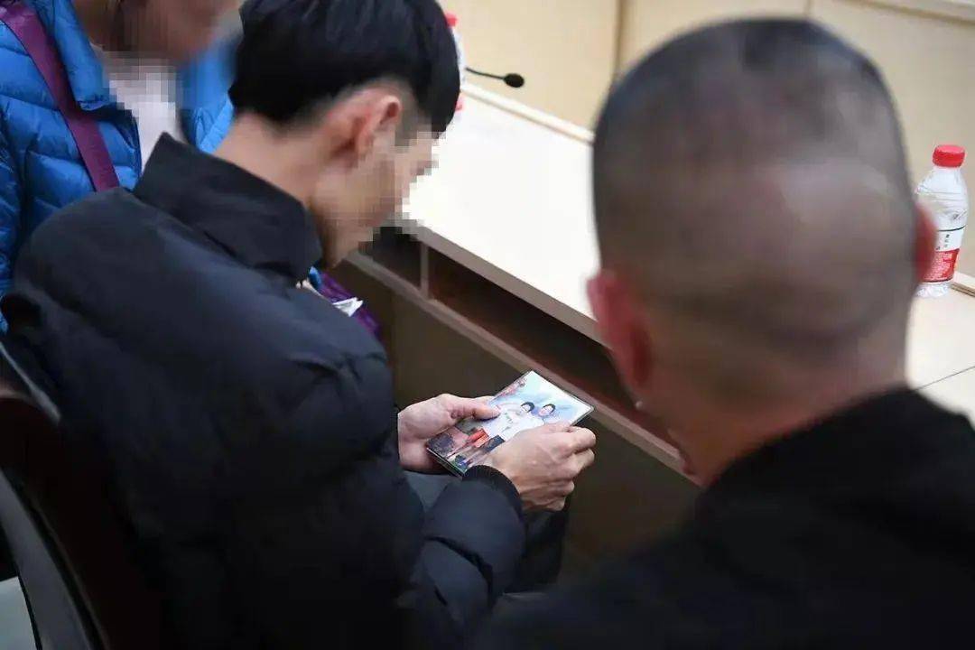 认亲现场令人泪潸…_阿年_儿子_夫妇