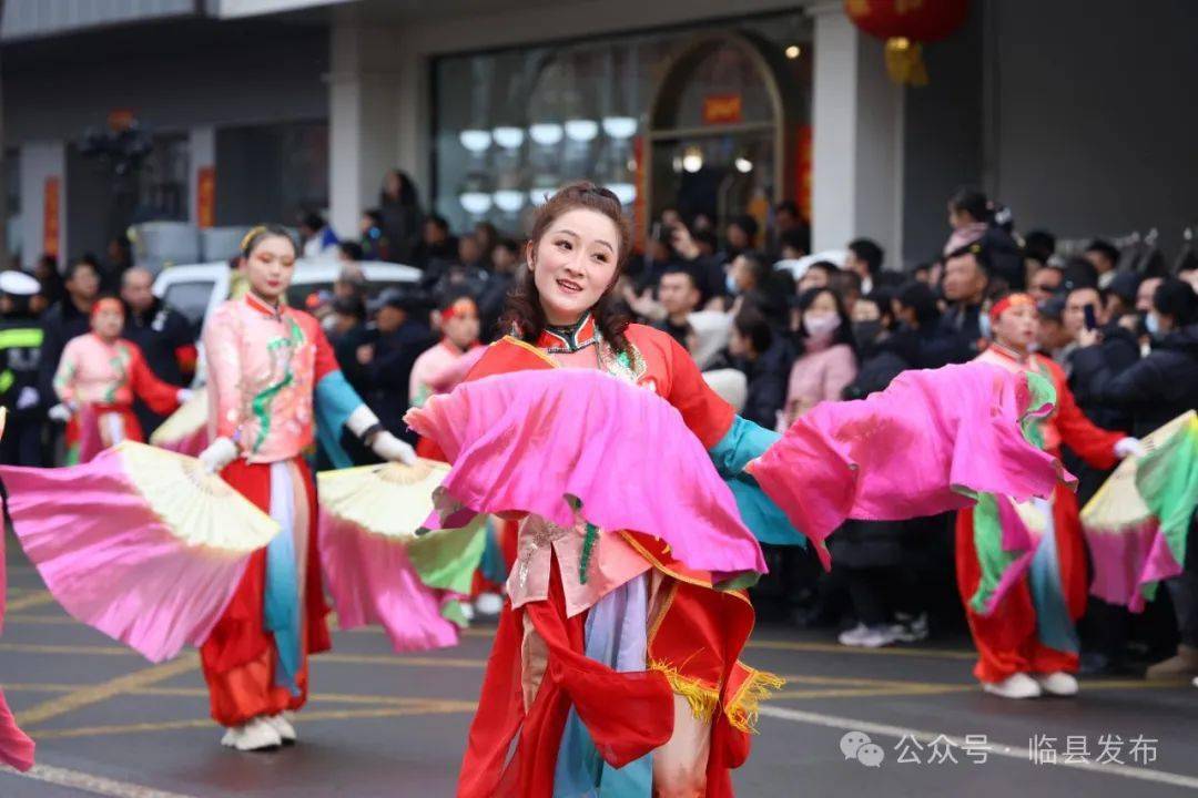 临县千人伞头秧歌展演精彩亮相 县领导与群众共迎元宵