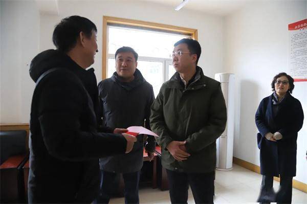 尖草坪区区委副书记,区长张力维春节前夕开展走访慰问活动_保障_生活