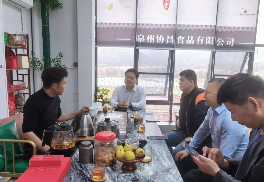 2月19日下午,镇党委书记杨永胜带队了解企业开工,用工,用电,用地