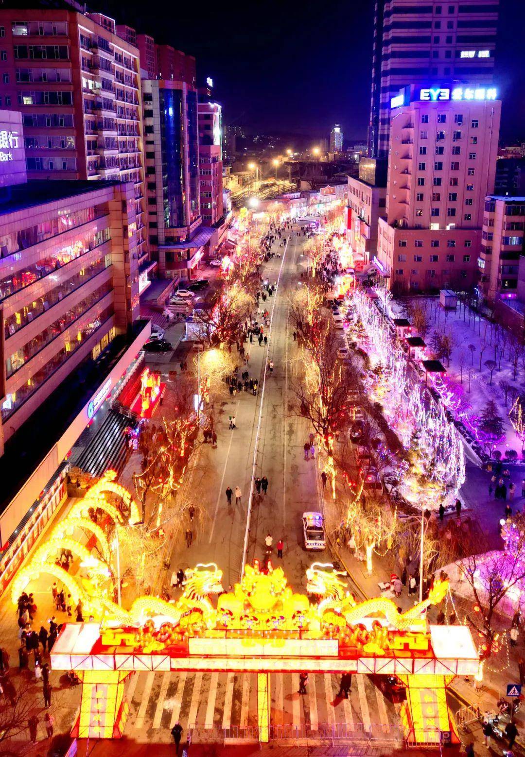 阳泉市阔别10余年的德胜街灯展温暖回归▲阳泉矿区蔡洼街道二矿市民