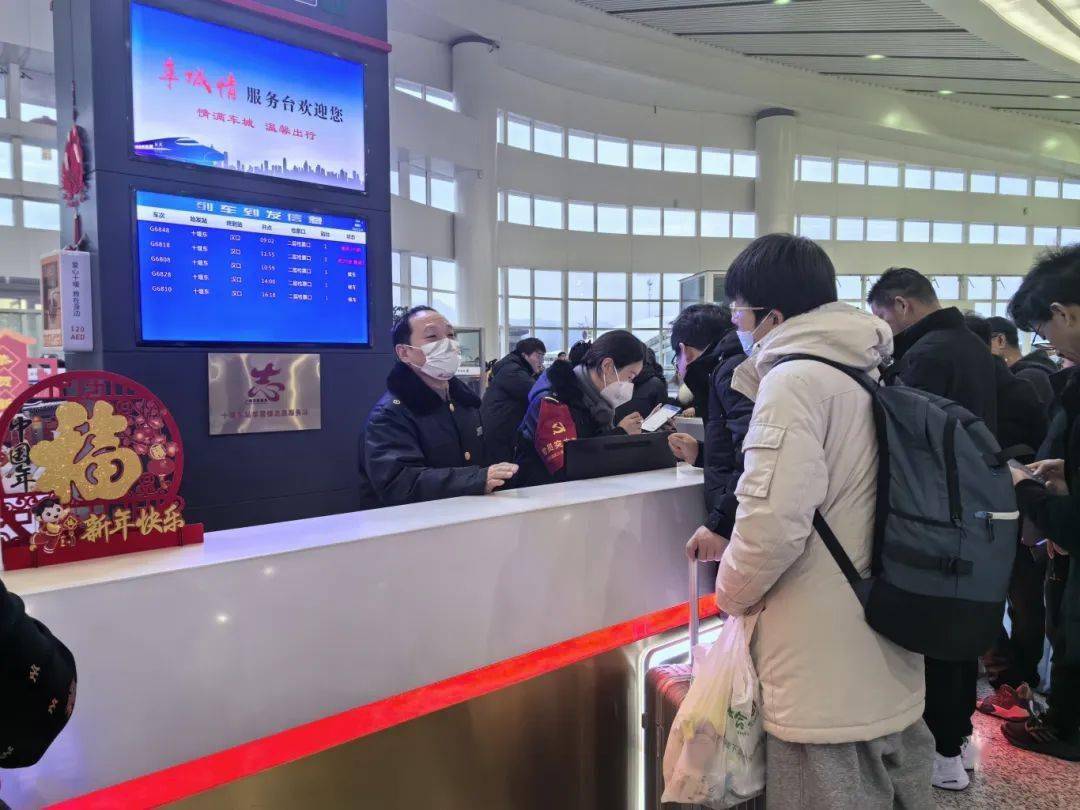 宜昌东站开通学生进站专用通道,在垂直电梯处安排志愿者服务人员,帮助