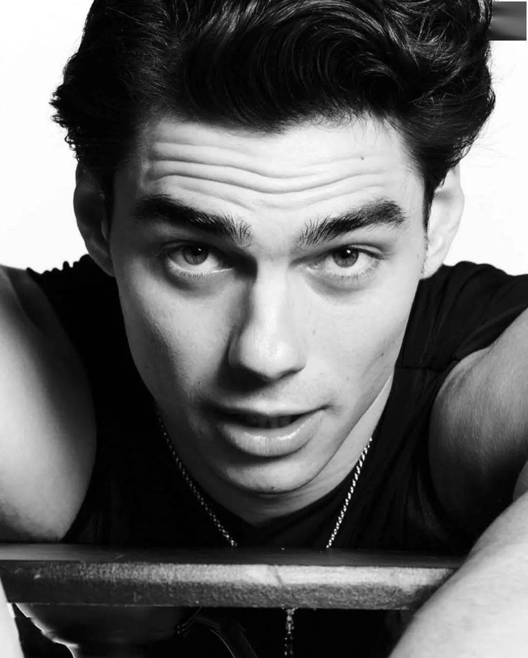 德国当红小鲜肉为范思哲 versace 走秀,这世界满是他的光芒!