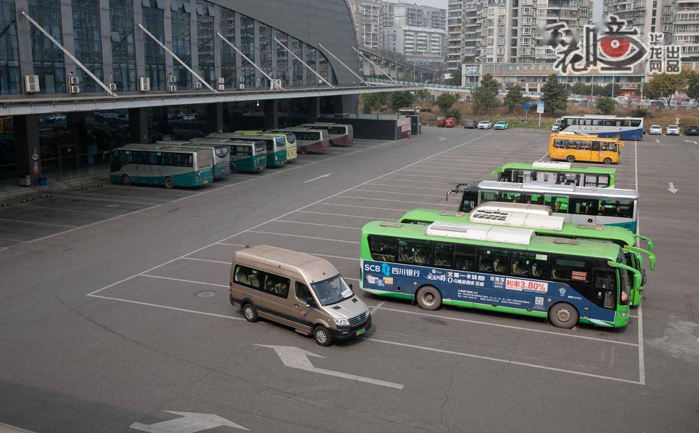 "mini" bus station during the spring festival travel rush_the