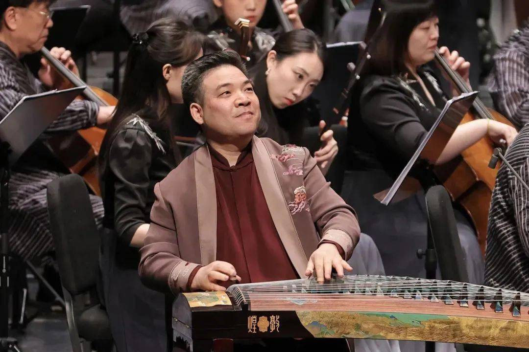 中国音乐学院特聘教授,二胡演奏家宋飞与乐团共同呈现曲目《阳光照耀