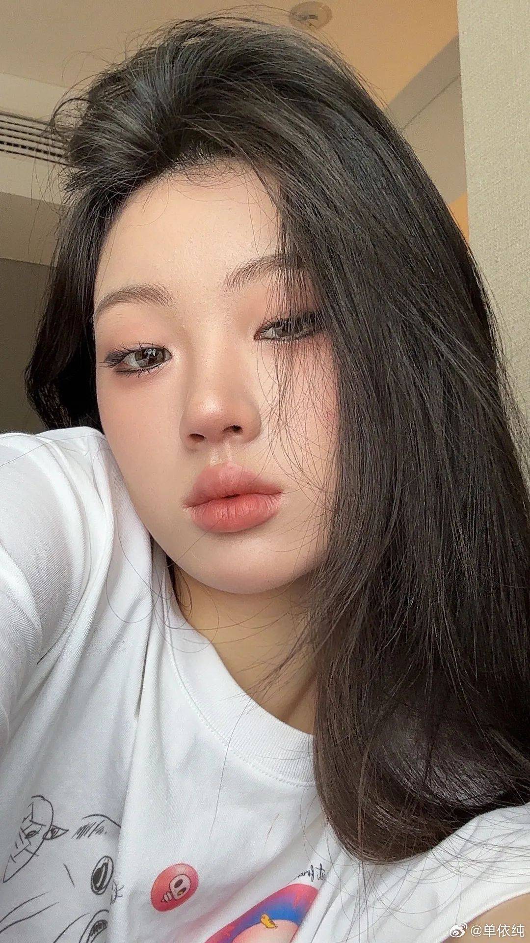 单依纯的眼睛属于单眼皮,不算太大,但是完全可以通过化妆达到最大化的