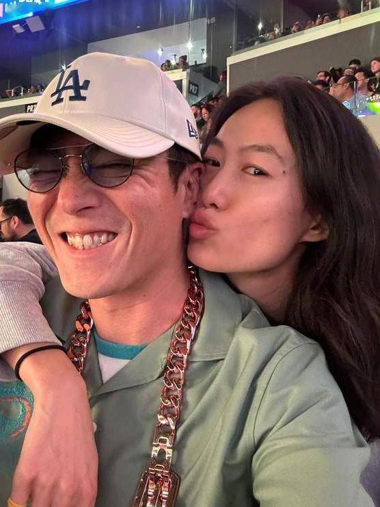 陈冠希秦舒培一家三口看球赛,6岁女儿造型太唯美!_老婆_湖人队_家庭