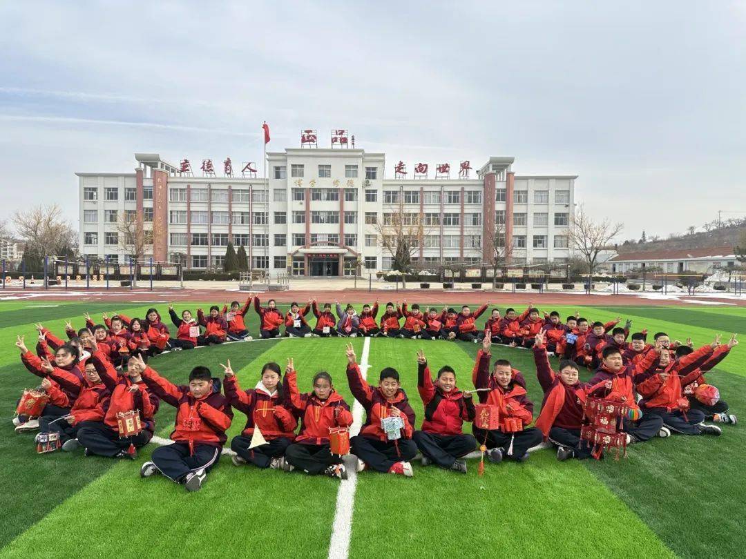 栖霞市庄园中学:走进校门,学校为我们准备了班级合照作为礼物.