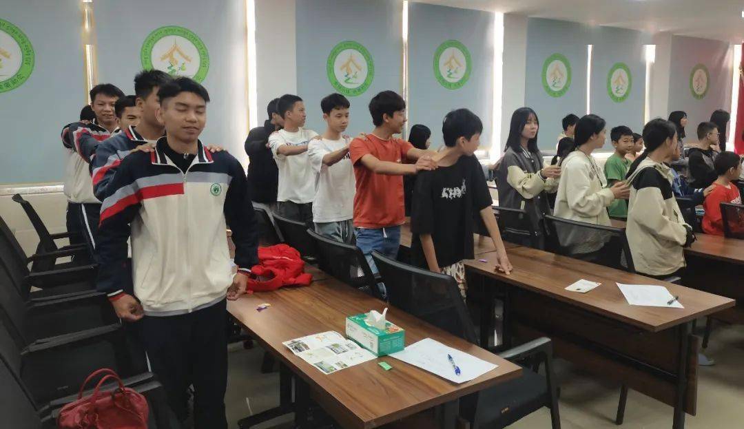 活动中,县妇联家庭教育讲师团,勐仑镇勐醒大拇指幼儿园园长李记红老师