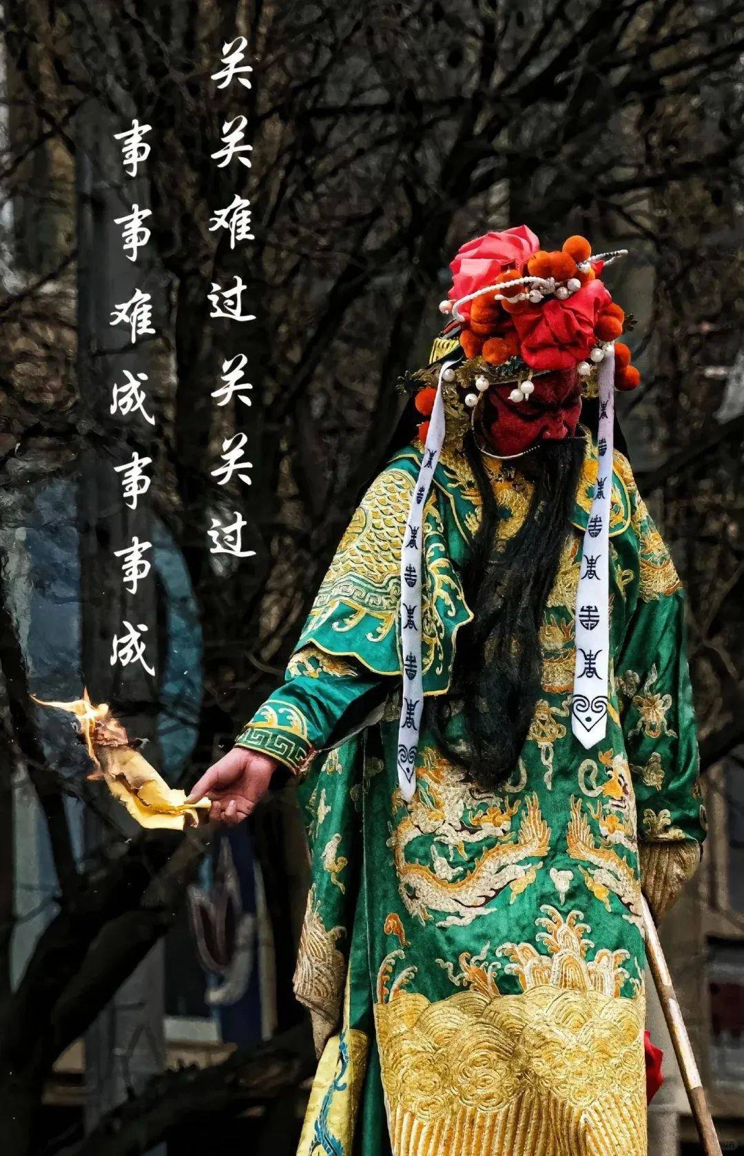 "两米高跷,三斤白酒,俯瞰人间疾苦,唯能闷酒浇心,虽大步流星,却踉跄无