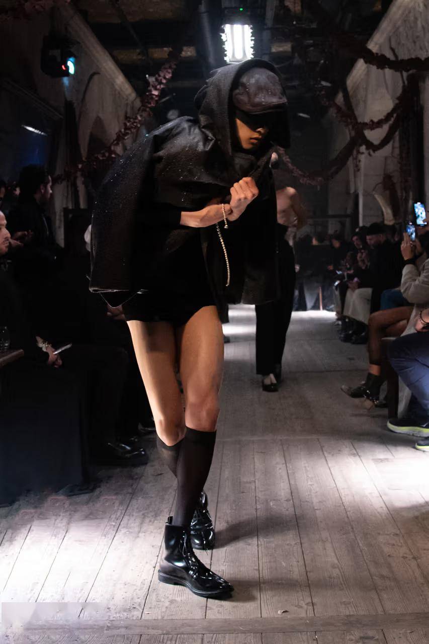 上世纪t台模特的大胆,充满表演感的方式,戏剧性的肢体语言,突出的表情