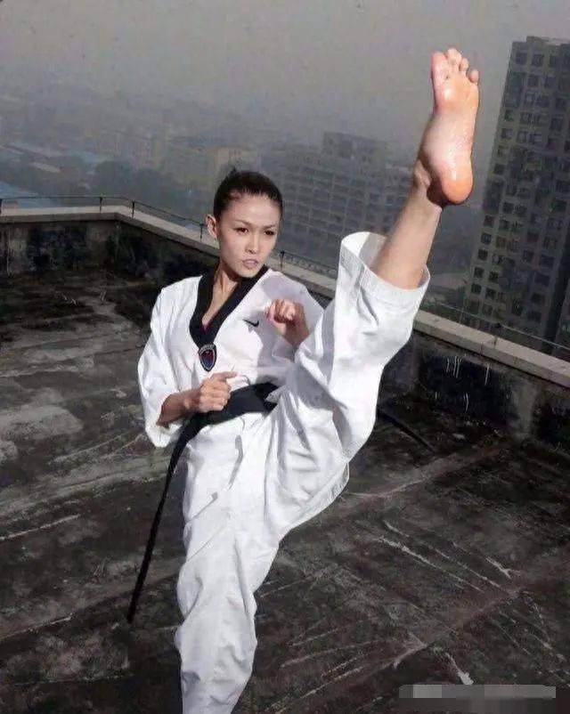张蓝心1986年出生于北京,中国国家跆拳道运动员,她小学三年级便被选入