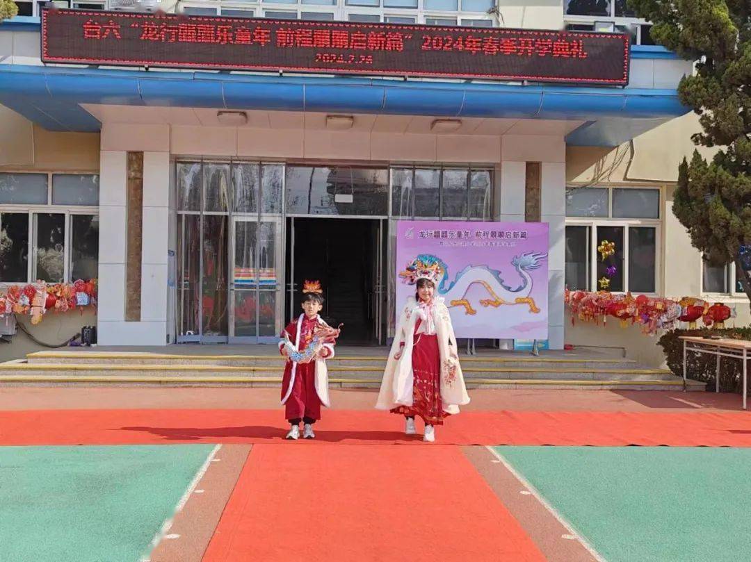 人人是主角的教育理念,学校号召全体队员利用废旧材料制作龙式样头 